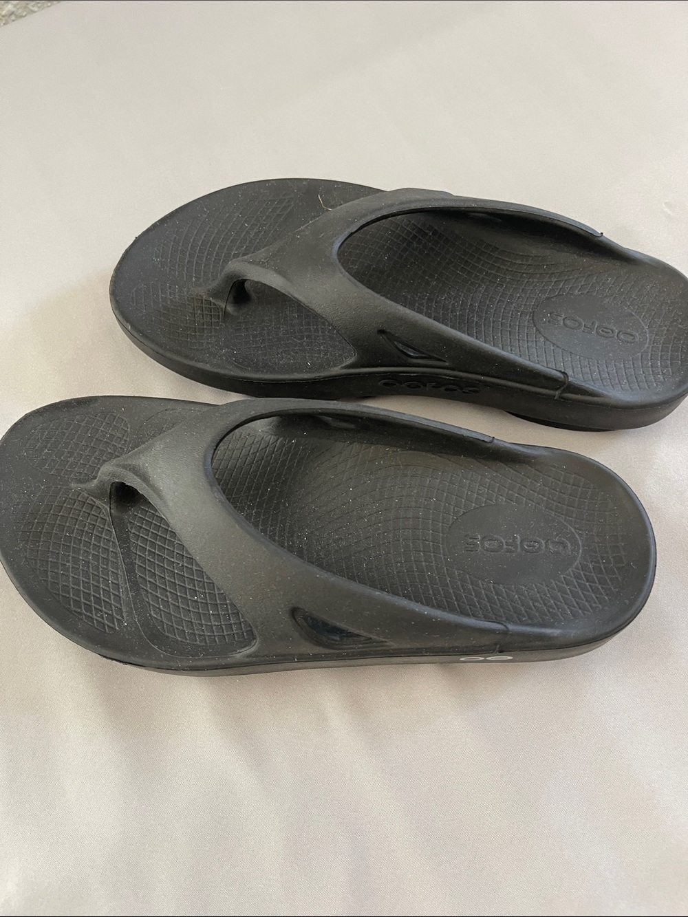OOFOS Black Women's Recovery Thong Sandals